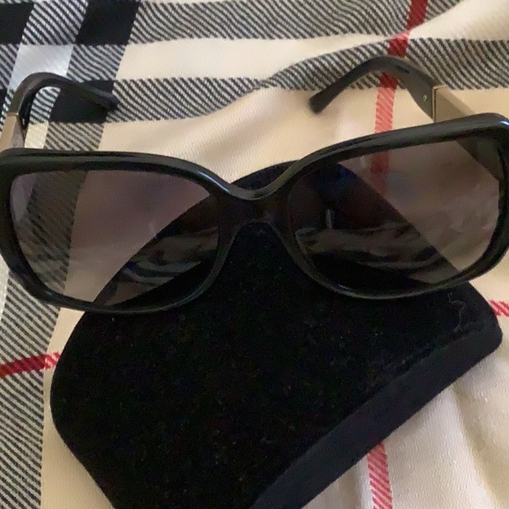 Burberry Sun glasses 🖤🖤🖤 - Picture 6 of 6